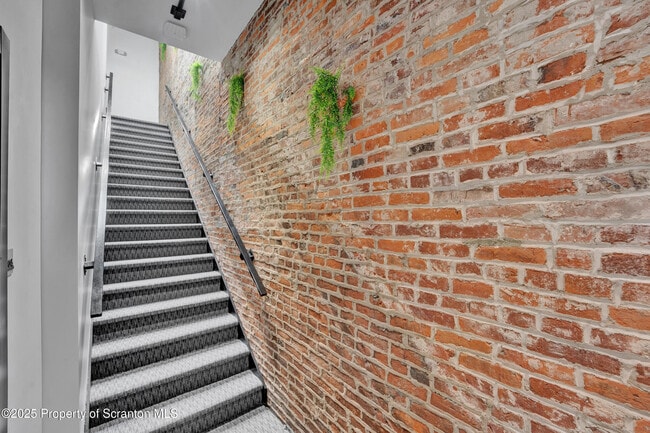 Building Photo - 115 Penn Ave