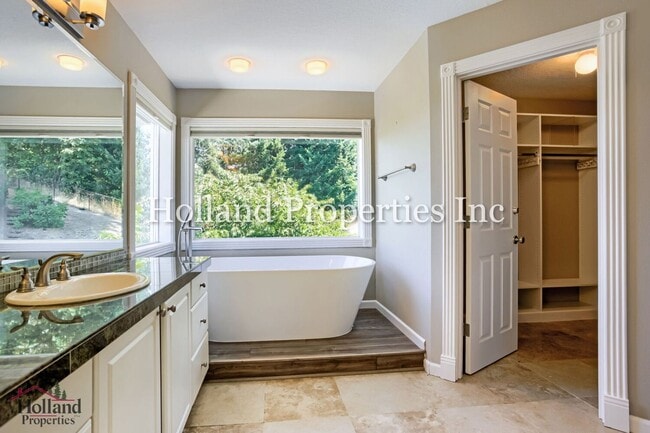 Building Photo - 16308 SW Timberland Dr
