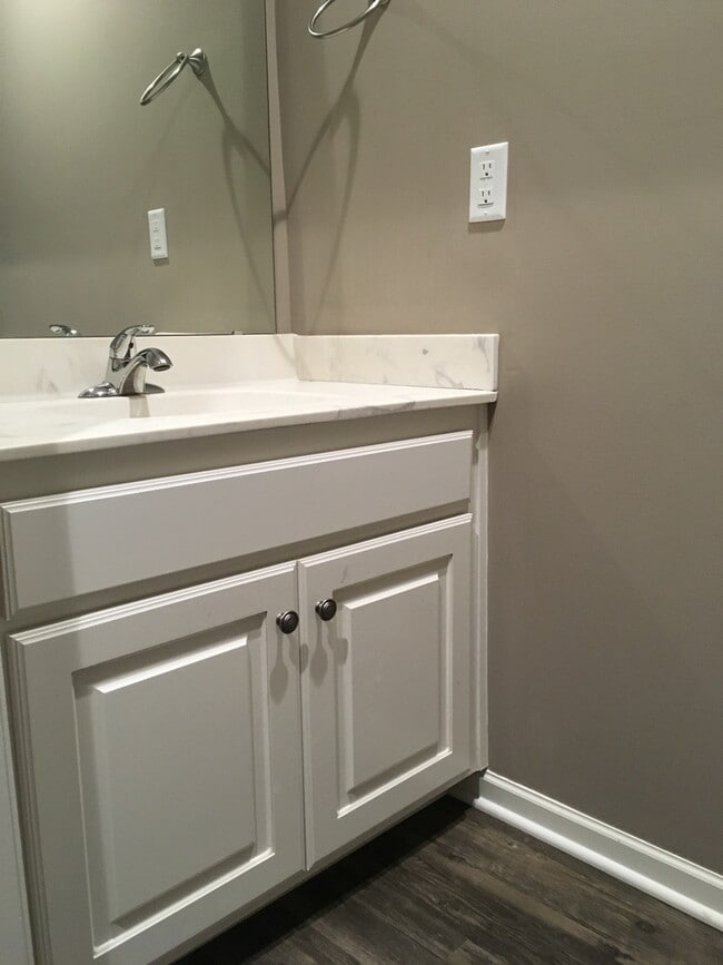 Building Photo - Newer 3 Bed Townhome in Grain Valley