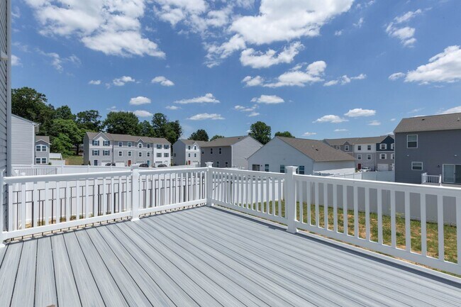 Building Photo - 4 Bed, 3 Bath, Single Family Home in Hedgesville, WV