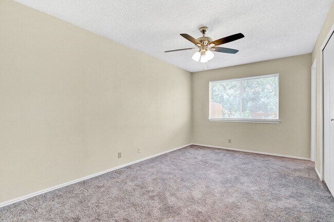 Building Photo - Move-In Ready Condo with Open Layout