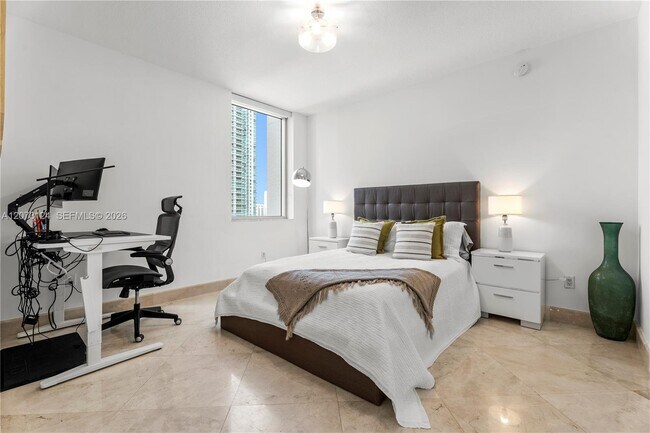 Building Photo - 1060 Brickell Ave