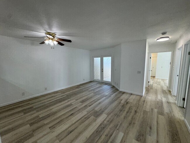 Building Photo - 1523 Woodpine Dr