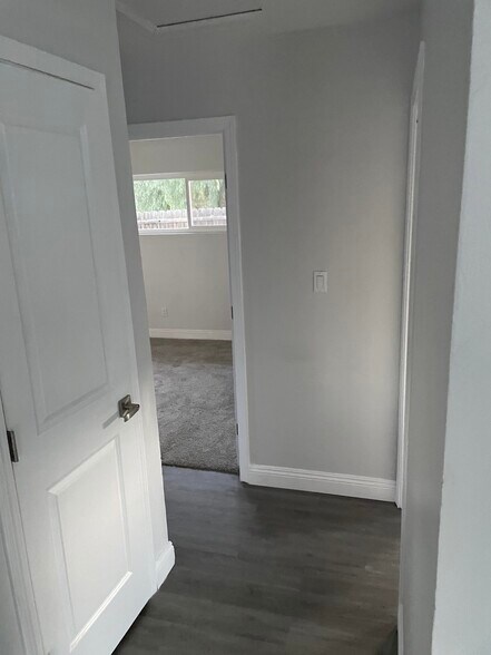 Building Photo - 1222 Willowside Ter