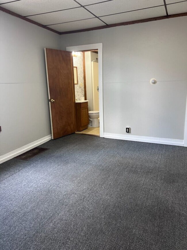 Building Photo - 707-709