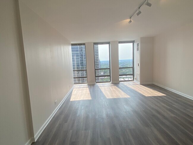 Building Photo - 1660 N La Salle Dr
