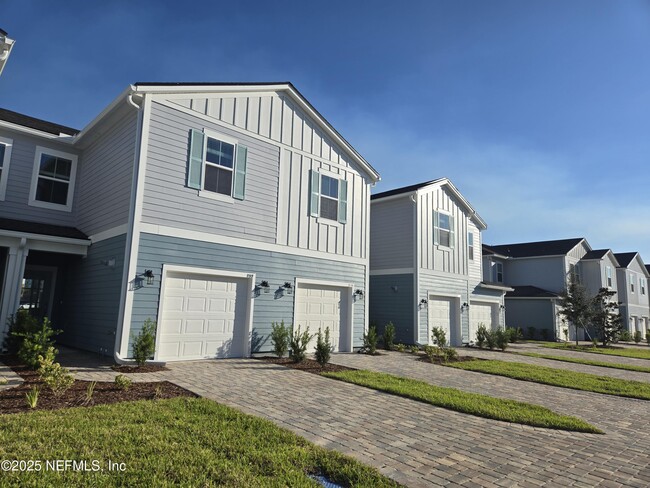 Building Photo - 195 Brandon Lks Dr