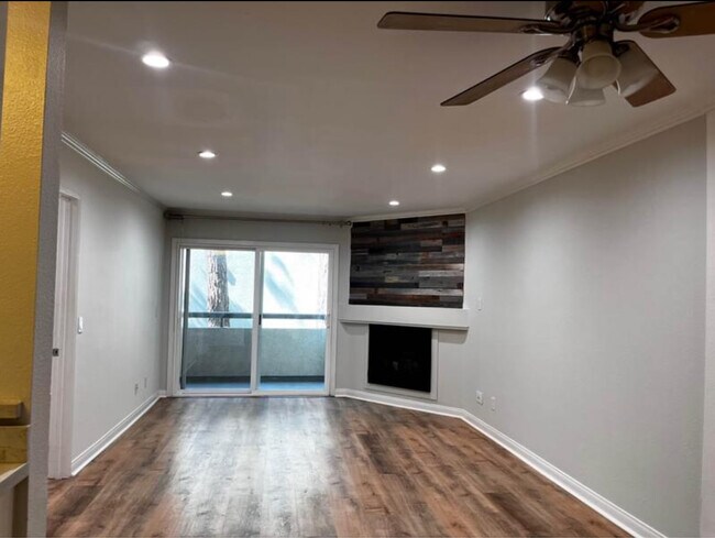 Building Photo - 5515 Canoga Ave