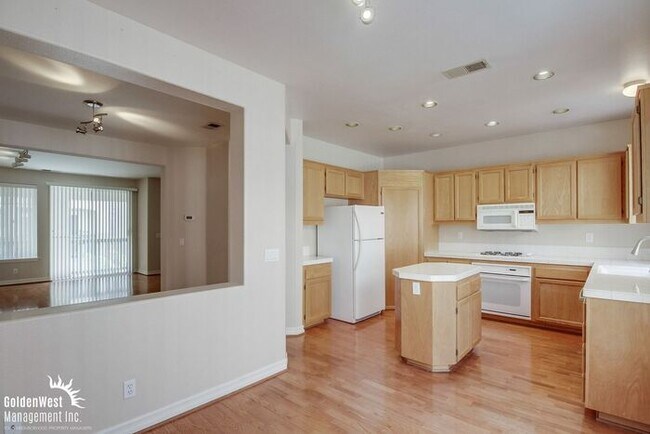 Building Photo - Immaculate 3Bdm 2.5Ba Townhouse with  2-Car Garage