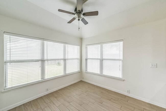 Building Photo - Light and Bright Ready for Immediate Move In!