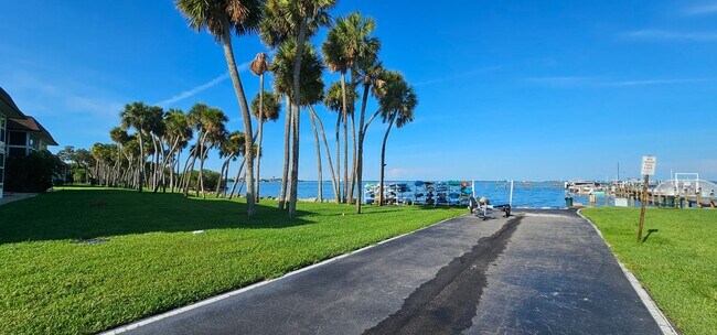 Building Photo - Riverfront Community with Resort Ammenities. 2/2 second Floor.