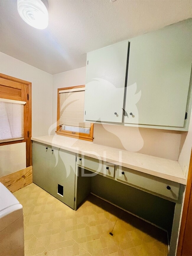 Building Photo - "Charming 4-Bedroom Home with Beautiful Hardwood Floors on South Harding Street!"