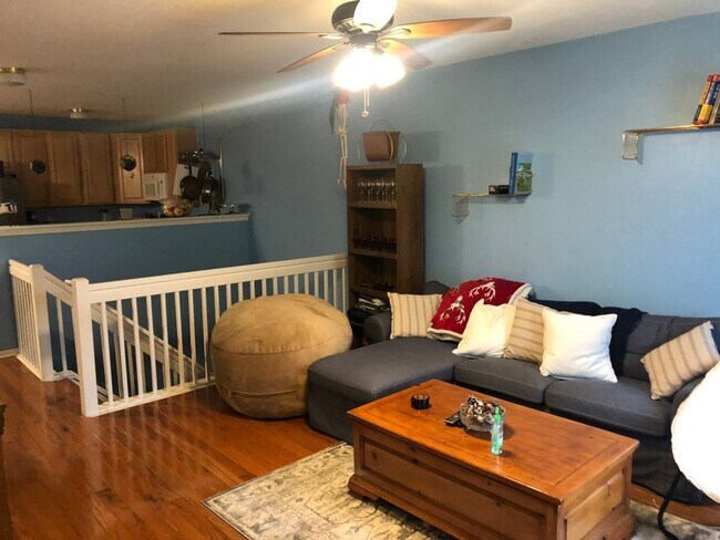 Building Photo - 3 Bedroom Condo