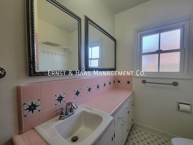 Building Photo - Beautiful Bixby Knolls 2 Bedroom Home with...