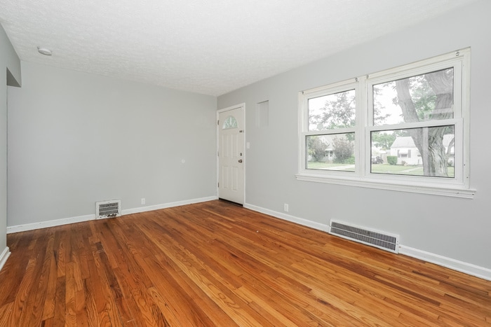 Building Photo - 790 E 258th St