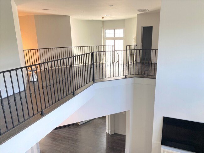 Building Photo - 4642 Devon St