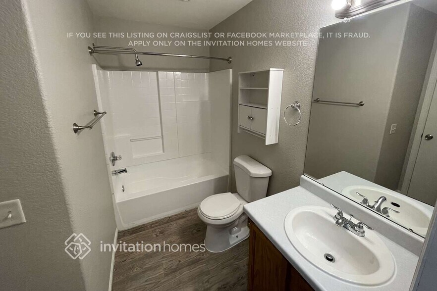 Building Photo - 444 E 77th Pl