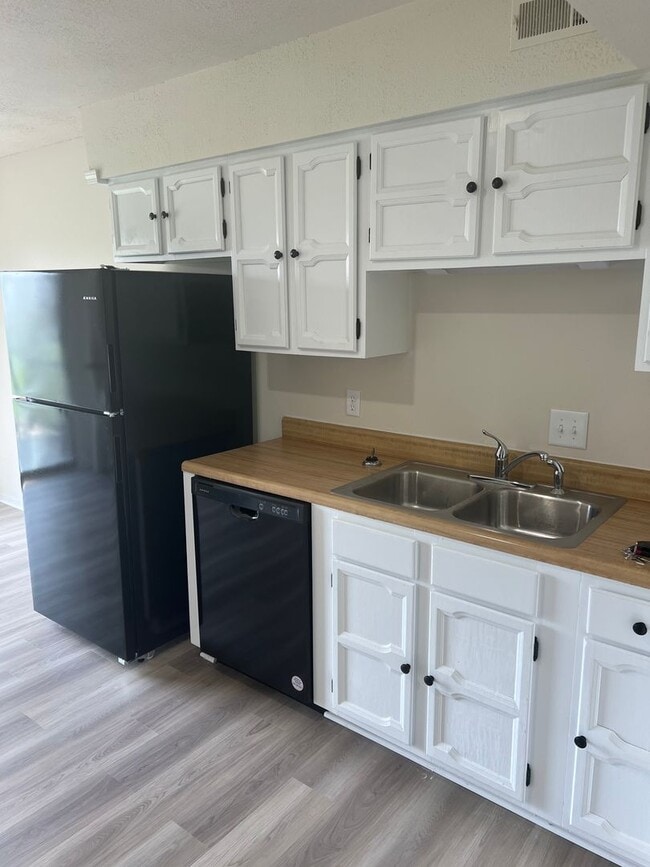 Building Photo - 758-760 Southampton Dr