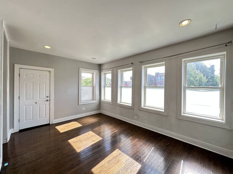 Building Photo - 1621 N McVicker Ave