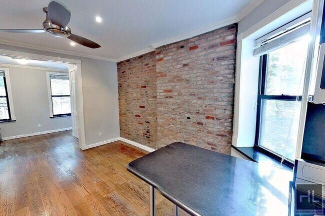 Building Photo - 325 E 5th St