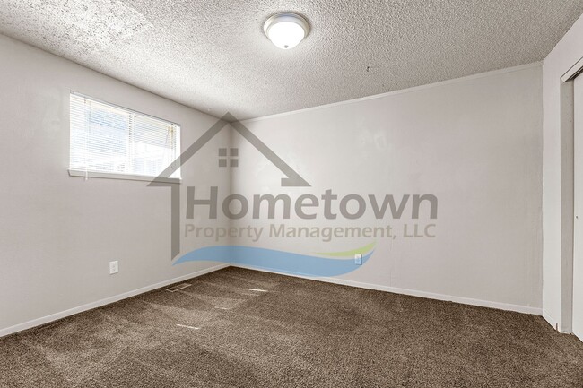 Building Photo - Large 4 Bedroom 2 Bathroom Home with Off S...