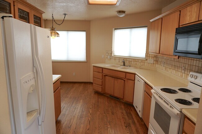 Building Photo - Move In Ready Near UNM and Nob Hill!! This...