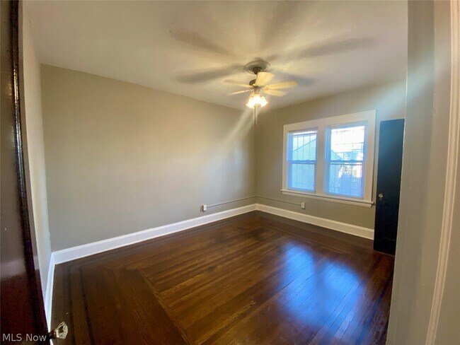 Building Photo - 418 Crestwood Ave