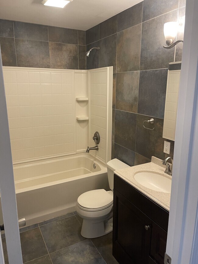 Upstairs tiled bathroom - 724 Due West Ave N