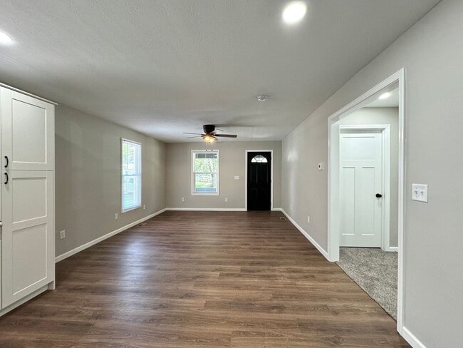 Building Photo - Charming & Fully Remodeled 2-Bed Gem – Your Perfect Home Awaits!
