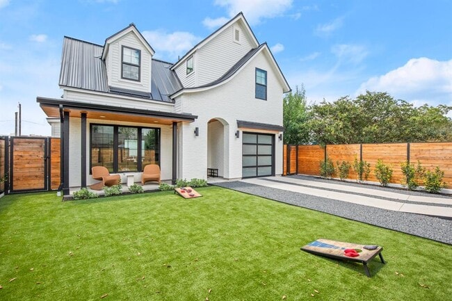 Building Photo - 2005 E 8th St