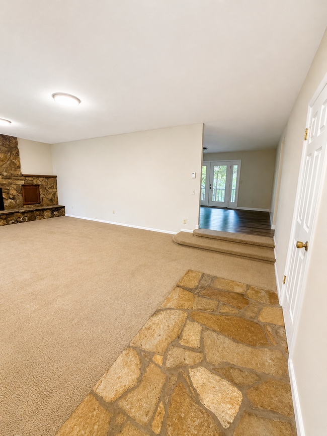 Building Photo - Spacious Charming Home (duplex)