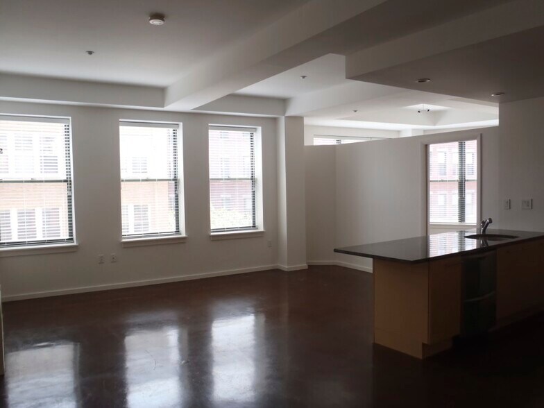 Building Photo - 35 Fay St