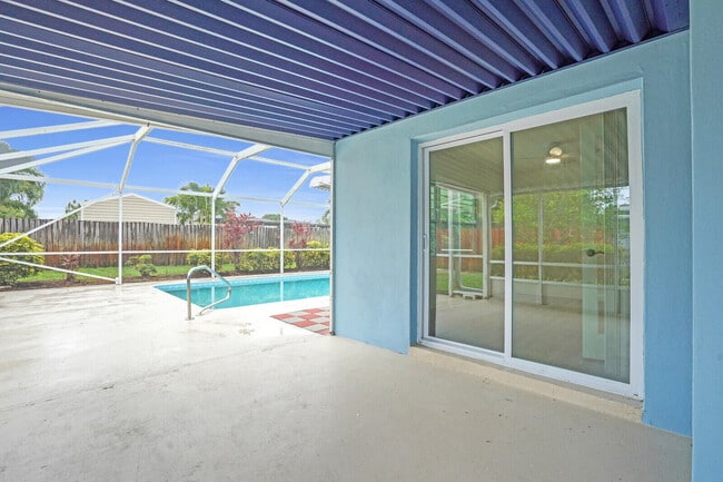 Building Photo - 865 SE Tierra Ct