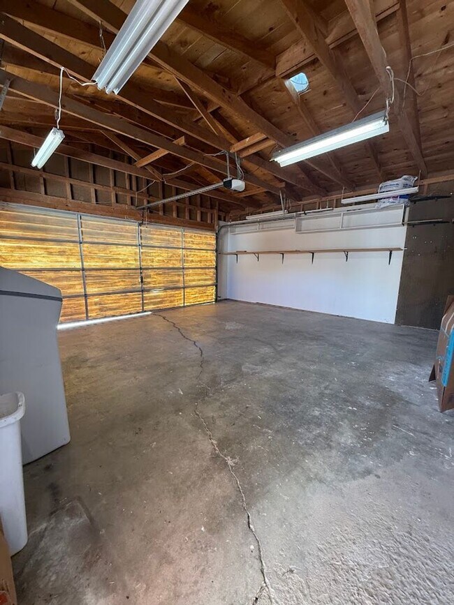 Building Photo - Well Maintained 3bd/2ba Home With Large Bonus Room