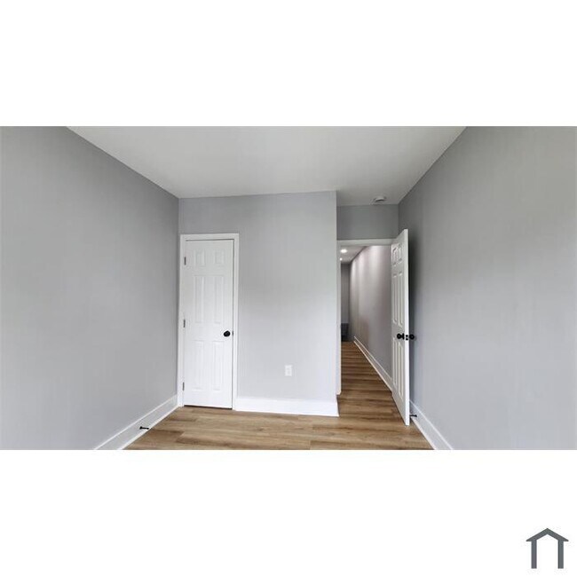 Building Photo - 3 Bedrooom Home 1.5 Bathrooms Move-In-Ready