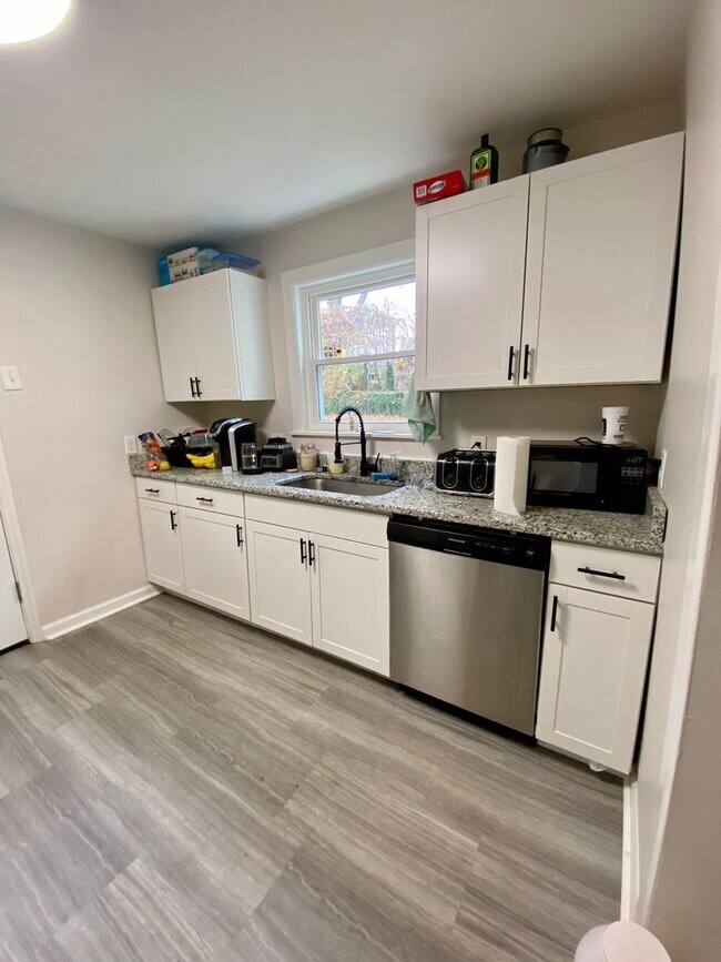 Building Photo - 5 bedroom /2 bath mins. from UC for $700/pp ($3500/mo) w/ off-street parking included!