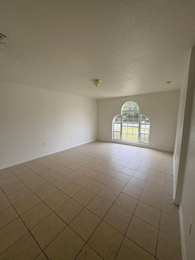 Building Photo - 756 Camel Ct