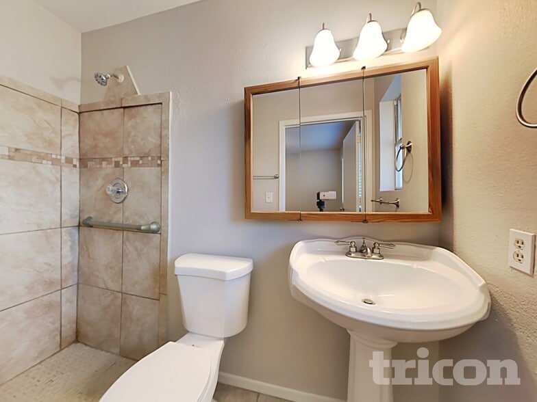 Building Photo - 8738 W Golden Ln