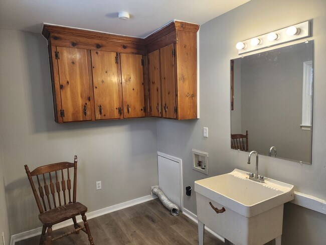 Building Photo - 3 Bedroom 2 Bath Brick Rancher in Mechanicsville!