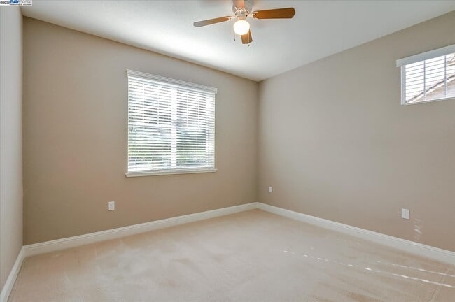 Building Photo - 1610 Chestnut Ct