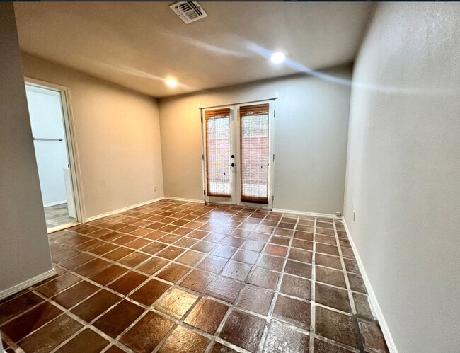 Building Photo - 3/2 Duplex on the River