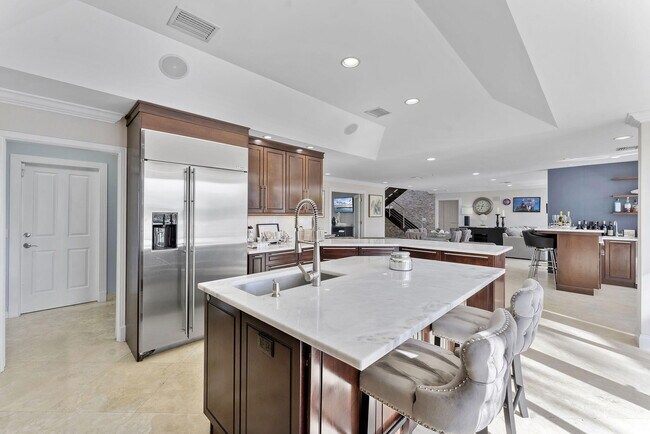 Building Photo - 910 Jasmine Dr