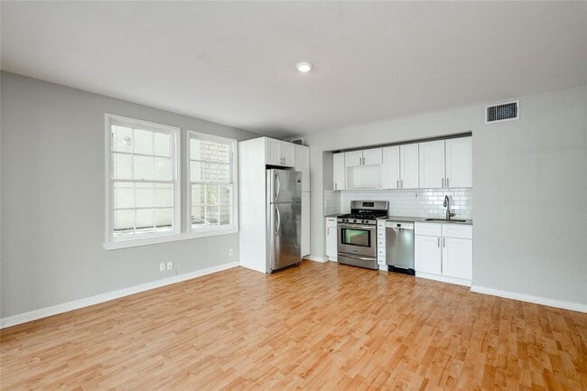 Building Photo - 807 W 12th St