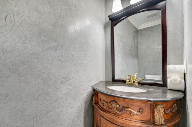 Building Photo - 1105 Maplewood Dr