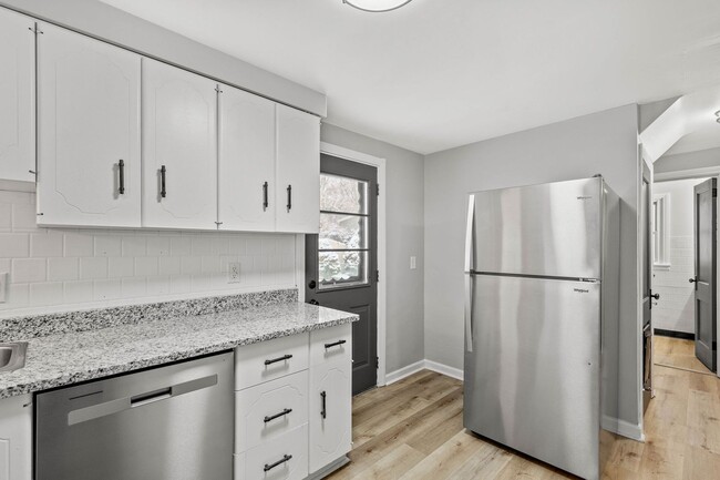 Building Photo - GORGEOUS 3 BEDROOM HOME IN DRAVOSBURG WITH...