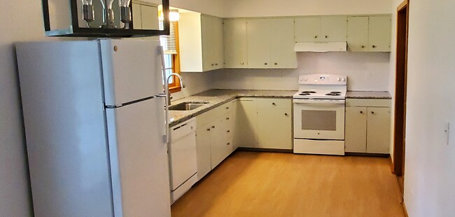 Kitchen - 715 Dutton St