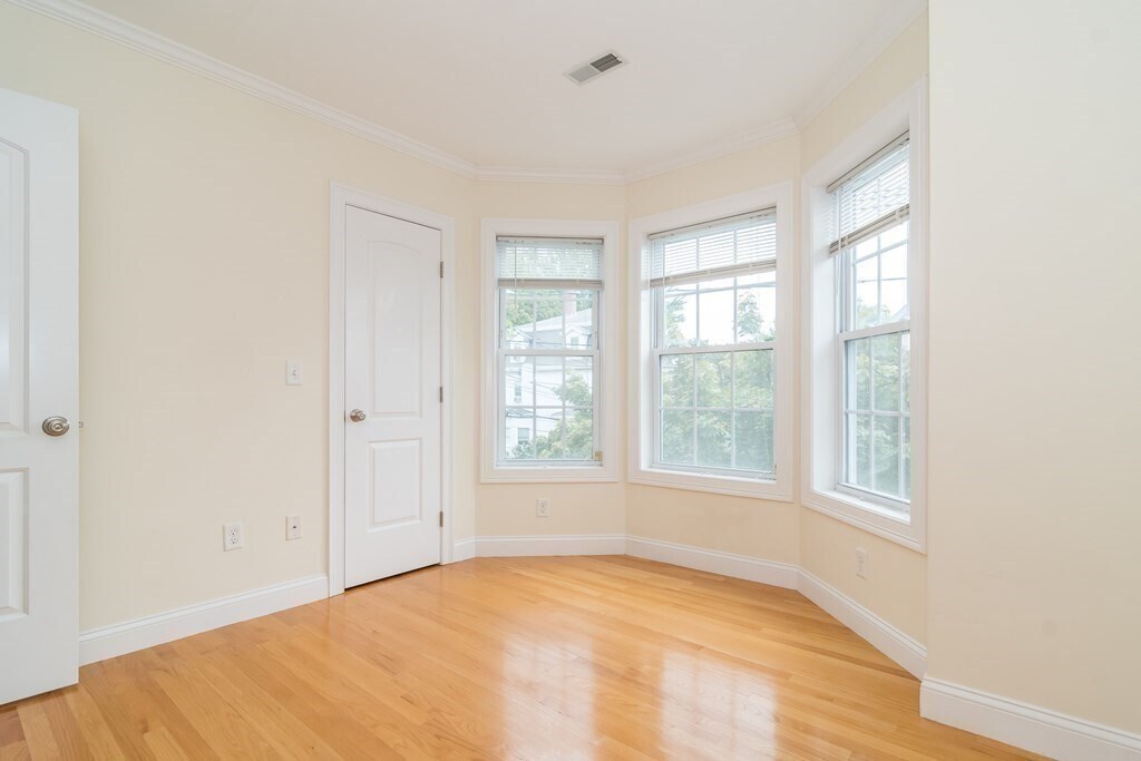 Building Photo - 123 Russell St