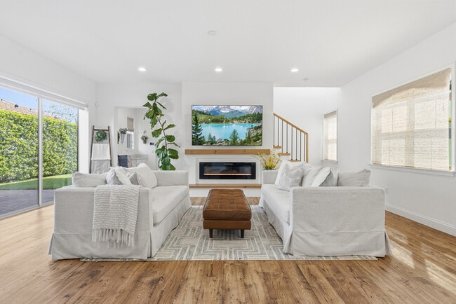 Building Photo - Luxury 5-Bedroom Residence in Eagle Creek with Indoor-Outdoor Living