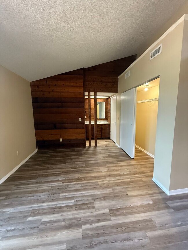 Building Photo - Remodeled!! Close to Shopping, VA Hospital and Hilaman Golf Course!