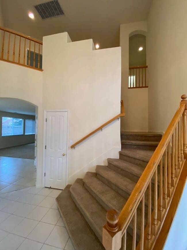Building Photo - Rare Find! 5 bedroom spacious family home in a gated community Roseville.
